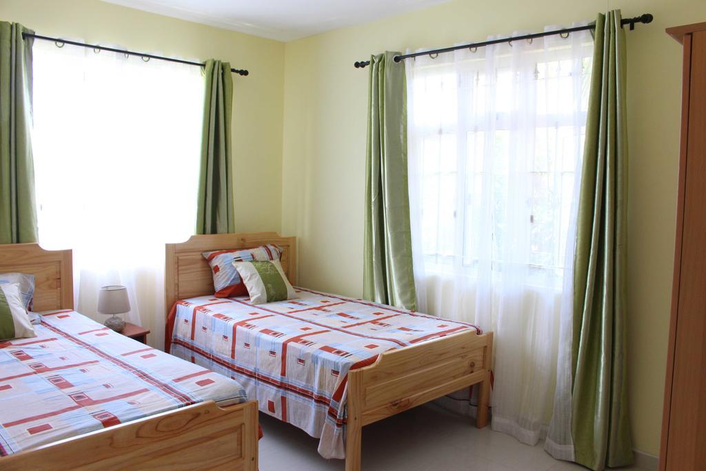 Twins Apartments Flic en Flac Экстерьер фото